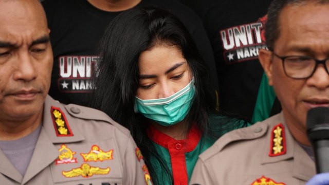 Polisi menghadirkan Vitalia Shesya pada rilis kasus narkoba di Polres Metro Jakarta Barat. Foto: Jamal Ramadhan/kumparan