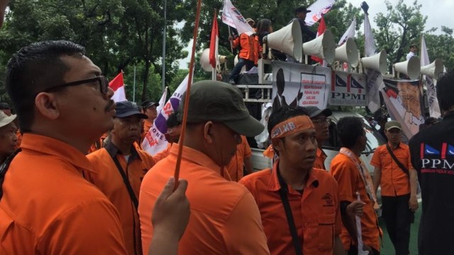 Aksi massa beberapa aliansi serikat pekerja BUMN demo di depan Kantor Menteri BUMN Erick Thohir, Jakarta, Kamis (27/2/2020). Foto: Ema Fitriyani/kumparan