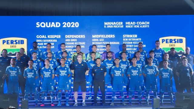 Pesepak bola Persib Bandung dan tim official memperkenalkan diri serta mengenalkan seragam baru saat acara Launching Tim Persib 2020 di Bandung, Selasa (25/2). Foto: ANTARA FOTO/M Agung Rajasa