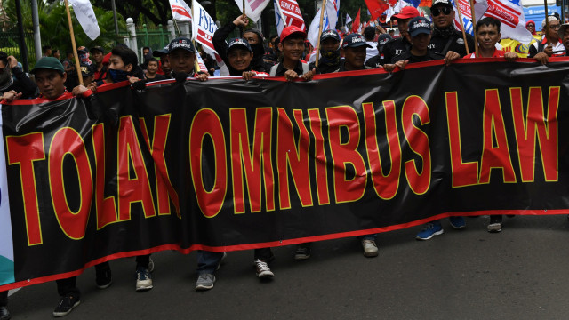 Sejumlah pengunjuk rasa dari sejumlah organisasi buruh melakukan aksi damai menolak Omnibus Law' RUU Cipta Lapangan Kerja di Jalan Merdeka Barat, Jakarta.  Foto: ANTARA FOTO/Aditya Pradana Putra
