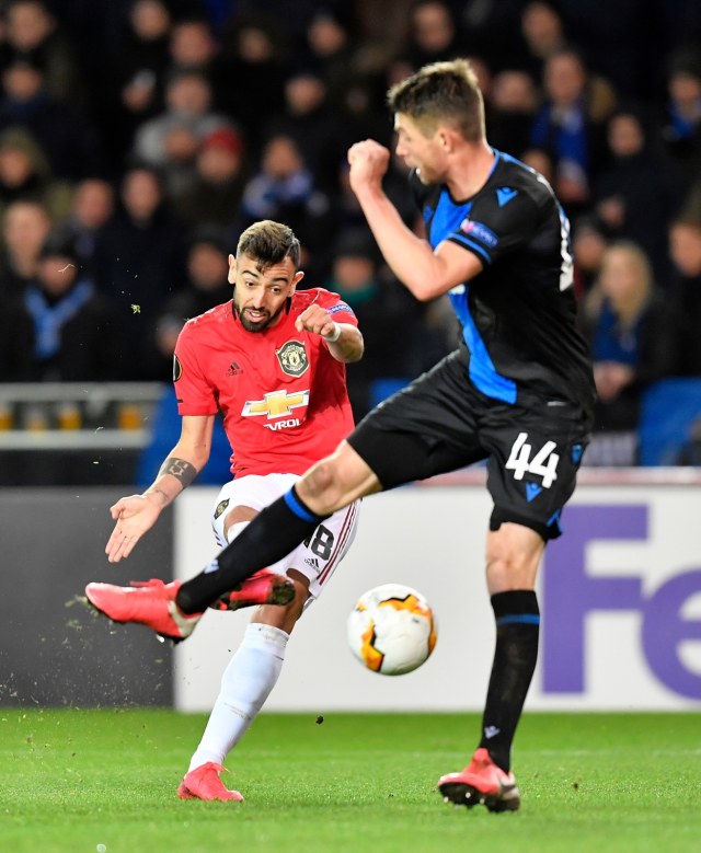 Bek Club Brugge, Brandon Mechele, berusaha memblok tendangan pemain Manchester United, Bruno Fernandes. Foto: AFP/John Thys