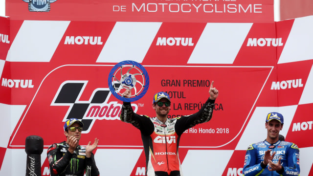 Top three GP Argentina 2018. Tampak Crutchlow memegang trofi. Foto: REUTERS/Marcos Brindicci