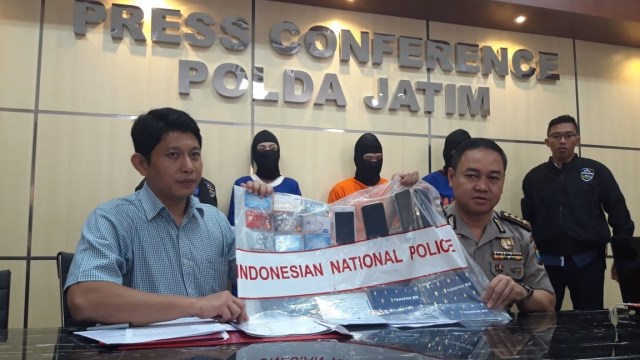Polda Jatim meringkus tiga pelaku kasus illegal access dengan membobol kartu kredit atau carding. Foto: Yuana Fatwalloh/kumparan