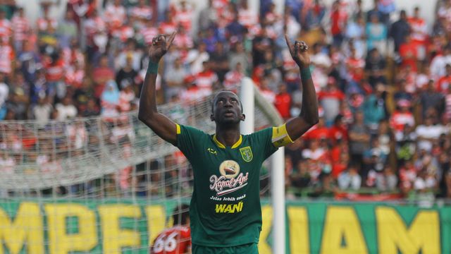Selebrasi Makan Konate saat pertandingan babak penyisihan Grup A Piala Gubernur Jawa Timur 2020 di Stadion Gelora Bangkalan, Jumat (14/2). Foto: ANTARA FOTO/Moch Asim