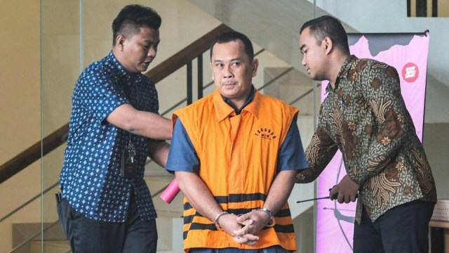 Anwar Fuseng Padang (tengah) usai pemeriksaan di Gedung KPK, Jakarta. Foto: ANTARAFOTO /Galih Pradipta