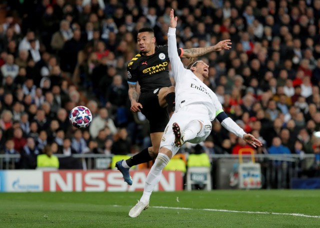 Pemain Manchester City Jesus Gabriel (kiri) saat melepaskan tendangan ke gawang Real Madrid. Foto: REUTERS/Susana Vera