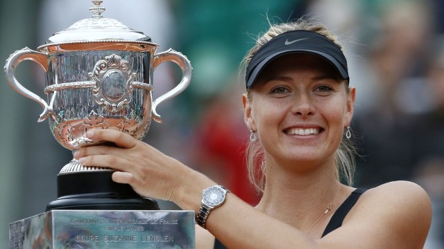 Maria Sharapova dan trofi French Open 2012. Foto: PATRICK KOVARIK / AFP