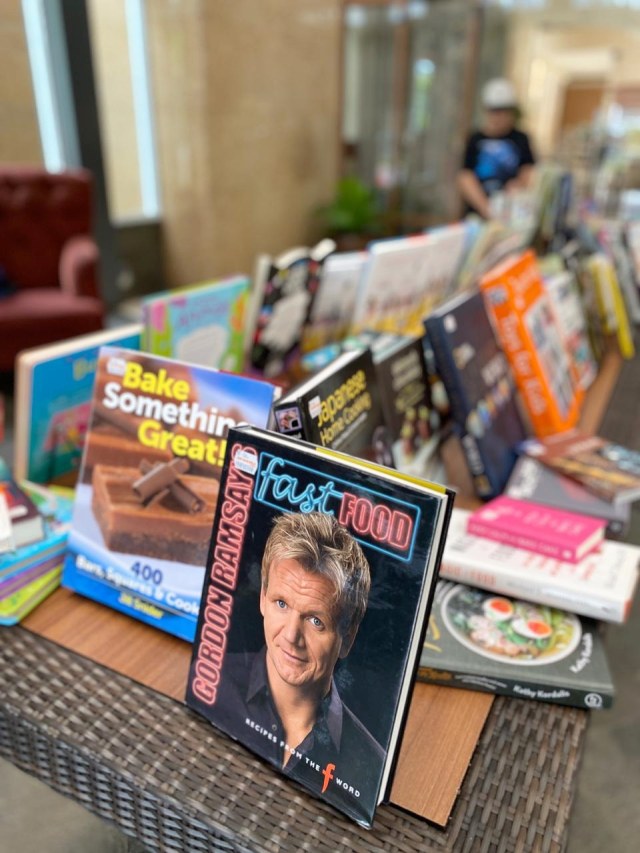 Sejumlah buku dihadirkan pada konferensi pers Big Bad Wolf 2020. Foto: Dok. Istimewa