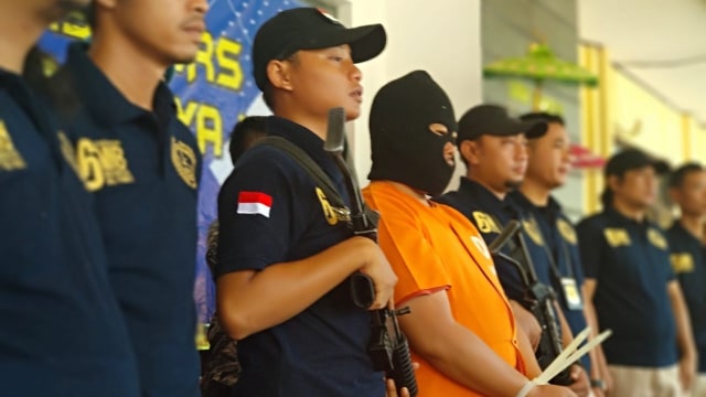 Polisi menunjukkan tersangka yang membunuh anaknya di Tasikmalaya. Foto: Dok. Istimewa