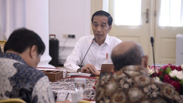 Presiden Joko Widodo memimpin rapat terbatas mengenai perkembangan penyusunan Omnibus Law di Istana Kepresidenan Bogor, Jumat (27/12). Foto: Dok. BPMI Setpres/Lukas