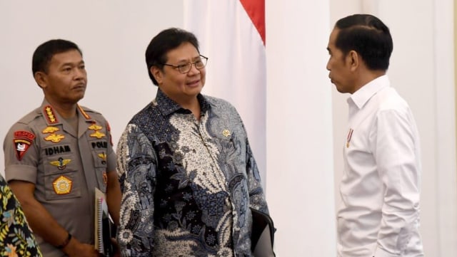 Presiden Joko Widodo berbincang dengan Menko Perekonomian Airlangga Hartarto disela-sela penyusunan Omnibus Law di Istana Kepresidenan Bogor, Jumat (27/12). Foto: Dok. BPMI Setpres/Lukas