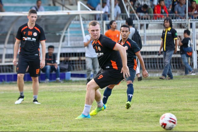 Pemain Persiraja saat mengikuti sesi latihan sore di Stadion H Dimurthala, Banda Aceh. Foto: Suparta/acehkini
