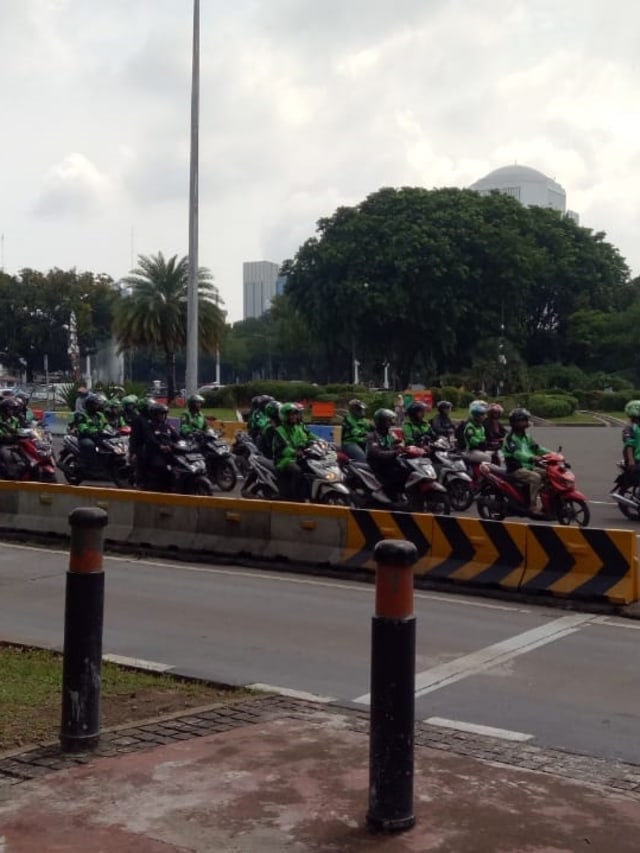 Massa ojek online bergerak dari arah depan Menko PMK. Foto: Aprilandika Pratama/kumparan
