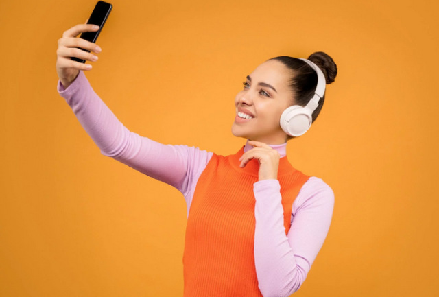 Fenomena beli followers dan like di media sosial membuat 'fake influencer' pun bermunculan di era digital saat ini | Photo by Pexels/Sound On