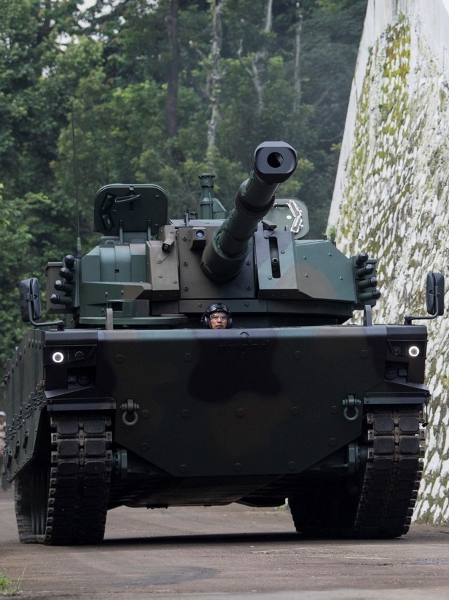 Kendaraan tempur Medium Tank Harimau hasil produksi dari PT Pindad (Persero) melintas saat parade kendaraan di Komplek Pindad, Bandung, Jumat (28/2). Foto: ANTARA FOTO/M Agung Rajasa
