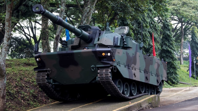 Kendaraan tempur Medium Tank Harimau hasil produksi dari PT Pindad (Persero) melintas saat parade kendaraan di Komplek Pindad, Bandung, Jumat (28/2). Foto: ANTARA FOTO/M Agung Rajasa