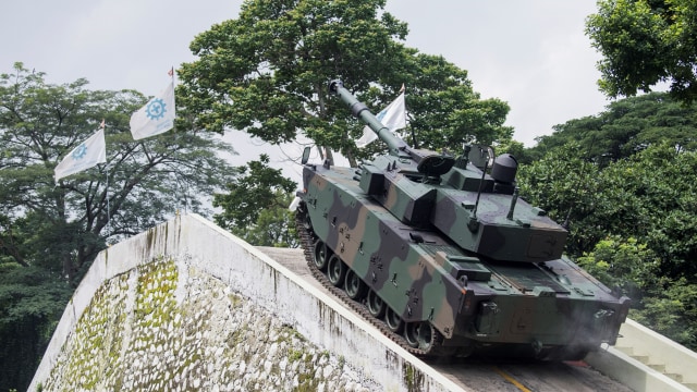 Kendaraan tempur Medium Tank Harimau hasil produksi dari PT Pindad (Persero) menaiki tanjakan saat parade kendaraan di Komplek Pindad, Bandung, Jumat (28/2).  Foto: ANTARA FOTO/M Agung Rajasa