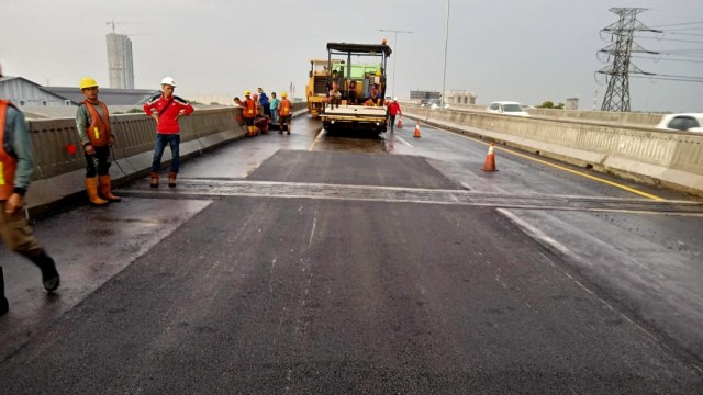 Jasa Marga melakukan penyempurnaan Expansion Joint dan perataan di Tol Layang Cikampek. Foto: Dok. Jasa Marga