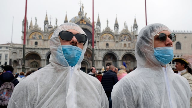 Pengunjung menggunakan masker saat menyaksikan Venice Carnival di Venesia, Italia.
 Foto: REUTERS / Manuel Silvestri