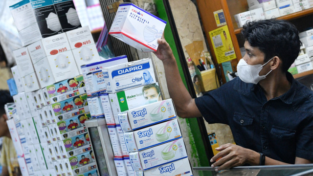 Pedagang menata masker di Pasar Pramuka, Matraman, Jakarta Timur, Jumat (28/2). Foto: ANTARA FOTO/Sigid Kurniawan