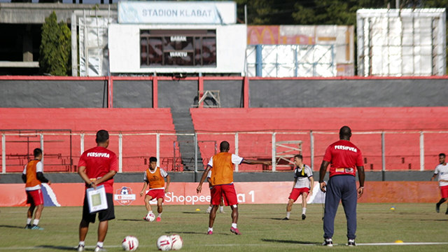 Sesi latihan perdana tim Persipura di Stadion Klabat Manado, yang akan menjadi Home Base tim berjuluk Mutiara Hitam ini di Liga 1 Indonesia (foto: febry kodongan/manadobacirita) 