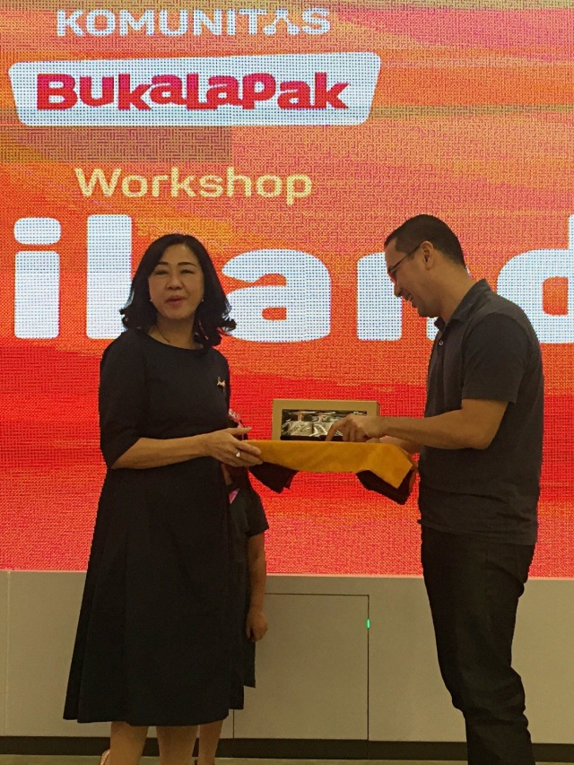 CEO Bukalapak Rachmat Kaimuddin (kanan) dan President Director Bank Commonwealth Lauren Sulistiawati (kiri) di acara Srikandi Workshop. Foto: Selfy Sandra Momongan/kumparan