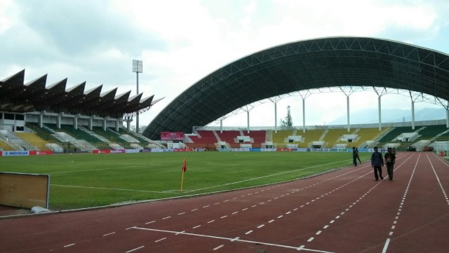 Stadion Harapan Bangsa tempat berlangsungnya pertandingan Persiraja vs Bhayangkara FC pada malam ini, Sabtu (29/2). Foto: Suparta/acehkini
