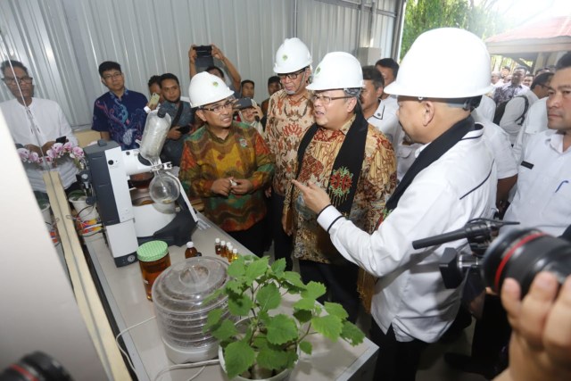 Menristek Bambang Brodjonegoro meresmikan mesin distilasi molekuler (MD) dan fraksinasi nilam di Atsiri Research Center (ARC) - Pusat Unggulan Iptek (PUI) Nilam Aceh di Unsyiah, Banda Aceh. Foto: Humas Unsyiah