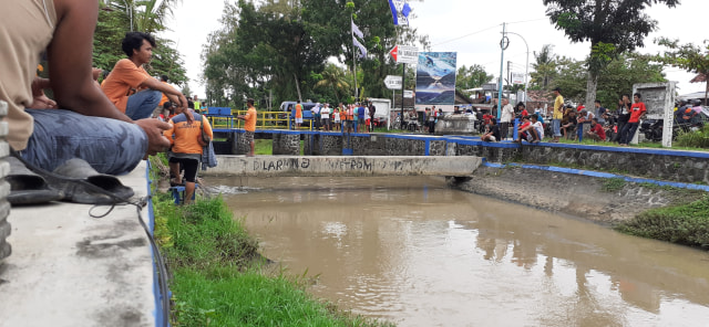 Lokasi saluran air (selokan) tempat diduga korban menceburkan diri. Foto: Erfanto.