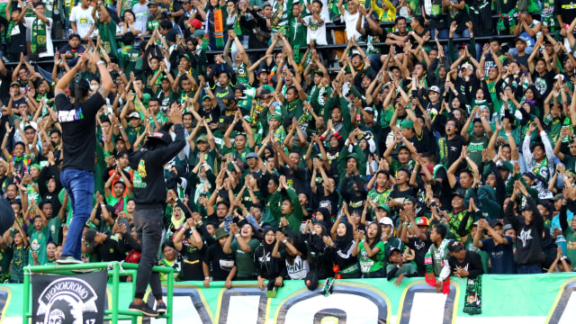 Suasana pembukaan kompetisi Sepak Bola Liga 1 Indonesia 2020 di Gelora Bung Tomo (GBT), Surabaya, Jawa Timur, Sabtu (29/2).  Foto: ANTARA FOTO/Didik Suhartono