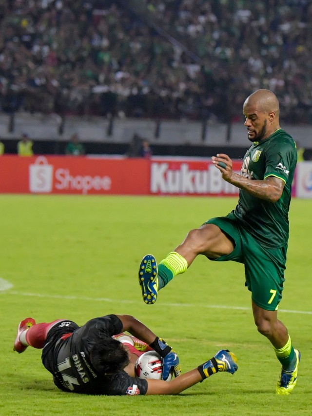 Pemain Persebaya David Da Silva berusaha melewati pemain Persik Kediri pada pertandingan Liga 1 2020 di Stadion Gelora Bung Tomo, Surabaya, Sabtu (29/2). Foto: ANTARA FOTO/M Risyal Hidayat