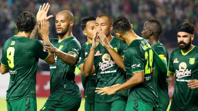 Selebrasi pemain Persebaya usai mencetak gol ke gawang Persik Kediri pada pertandingan Liga 1 2020 di Stadion Gelora Bung Tomo, Surabaya, Sabtu (29/2). Foto: ANTARA FOTO/Didik Suhartono