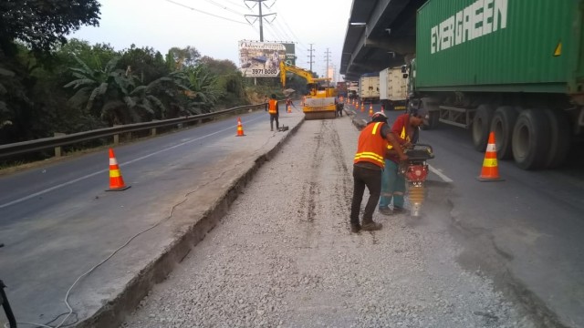 Pemeliharaan rekonstruksi rigid pavement Simpang Susun (SS) Cikunir Jalan Tol Jakarta-Cikampek. Foto: Dok. Jasa Marga