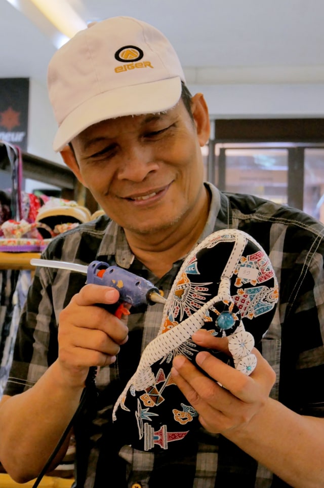 Pengrajin membuat sandal dalam acara Gelar Produk IKM Jakarta di Mal Sarinah, Jakarta, Minggu (1/3/2020). Foto: Jamal Ramadhan/kumparan
