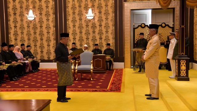 Muhyiddin Yassin mengambil sumpah saat upacara pelantikan sebagai perdana menteri ke-8 Malaysia di Kuala Lumpur, Malaysia, Minggu  (1/3). Foto: Malaysia Information Department/Maszuandi Adnan via REUTERS 