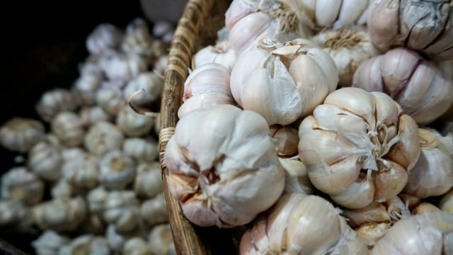Bawang putih yang dijual di pasar tradisional, di Jakarta.  Foto: Fanny Kusumawardhani/kumparan