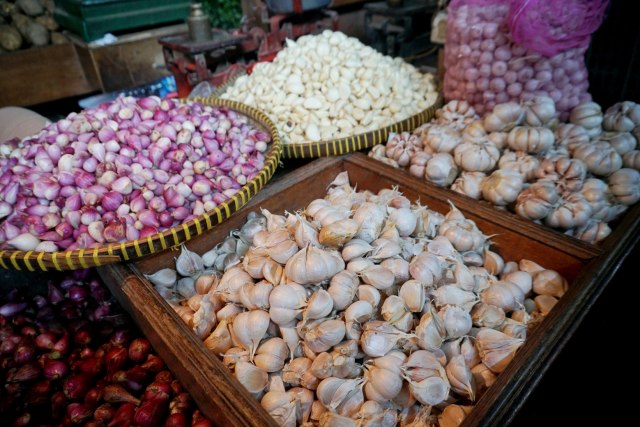 Bawang yang dijual di pasar tradisional, di Jakarta. Foto: Fanny Kusumawardhani/kumparan