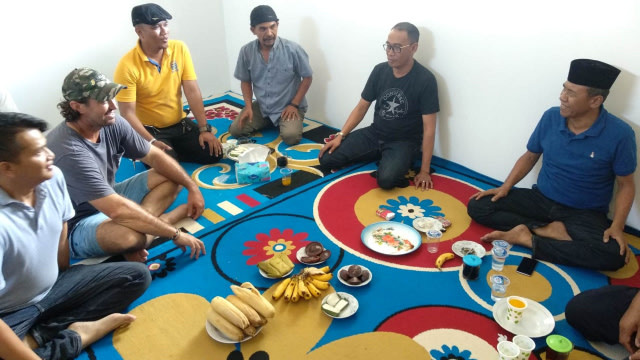 Pemerhati buaya Australia, Matt Wright dan pejabat BKSDA Sulteng berdiskusi dengan Wali Kota Palu terkait rencana penangkaran buaya Palu, Minggu (1/3). Foto: Istimewa