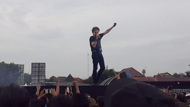 Penampilan God Bless di JogjaROCKarta International Rock Music Festival #4.  Foto: Arfiansyah Panji Purnandaru/kumparan