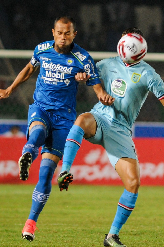 Pemain Persib Bandung, Supardi Nasir (kiri), berebut bola dengan pemain Persela Lamongan, Rafael Oliviera (kanan). Foto: ANTARA FOTO/Raisan Al Farisi