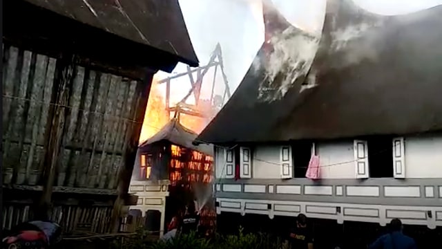 Rumah Gadang di Kabupaten Agam, Sumatera Barat terbakar (Foto: Istimewa)