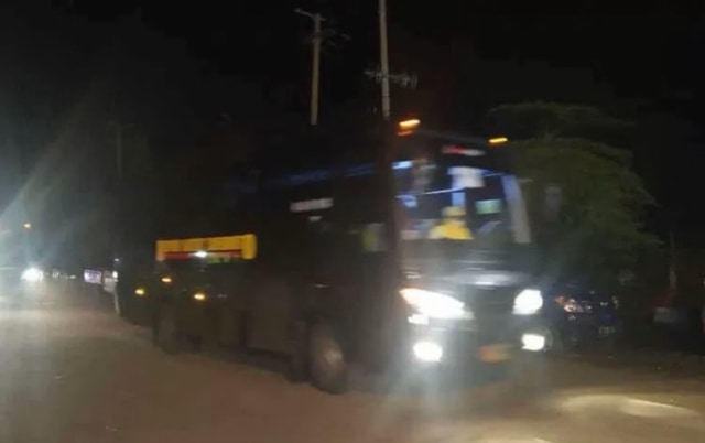 Bus RSPAD yang membawa 69 ABK Diamond Princess tiba di Pelabuhan PLTU Indramayu Foto: ANTARA/Khaerul Izan