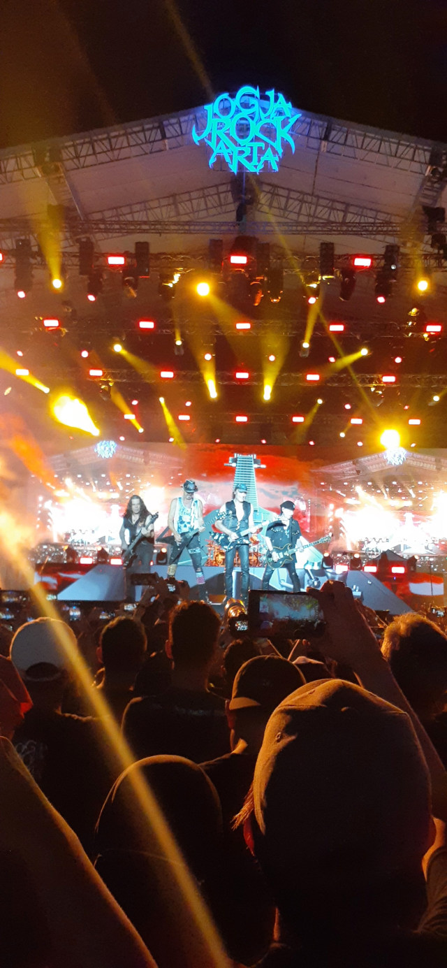 Scorpions saat tampil di JogjaROCKarta International Rock Music Festival #4 di Stadion Kridosono, Yogyakarta. Foto: Arfiansyah Panji Purnandaru/kumparan