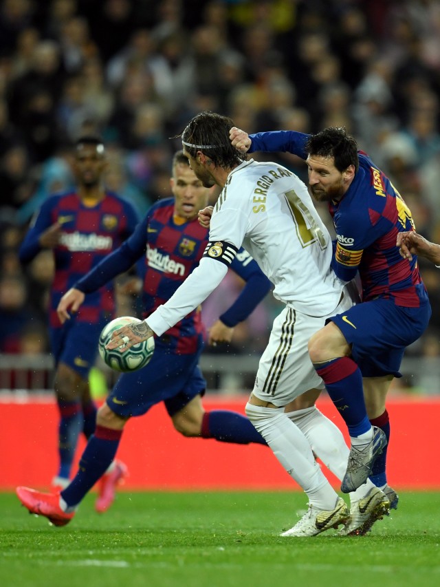 Pertandingan antara Real Madrid vs Barcelona di stadion Santiago Bernabeu, Madrid. Foto: AFP/OSCAR DEL POZO