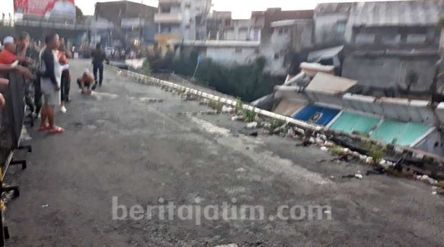 Jalan Raya Sultang Agung, Jember, Ambrol. Dok: Beritajatim