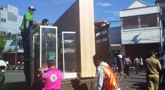 Pemilik ruko di jalan Sultan Agung Jember mengevakuasi barang-barangnya. Dok: Beritajatim