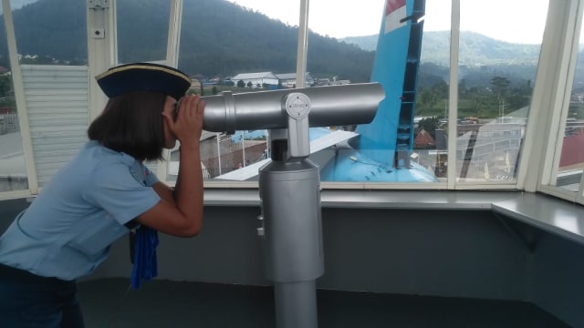 Melalui teleskop yang berada di Museum Angkut ini bisa melihat pemandangan Kota Batu, Jawa Timur dari ketinggian. Foto: lizya kristanti.