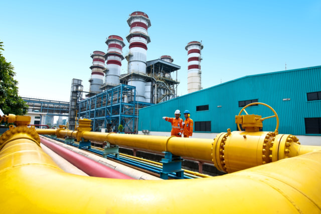 Dua petugas di lokasi fasilitas gas milik PGN. Foto: dok. PGN