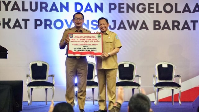 Menteri Dalam Negeri (Mendagri), Tito Karnavian dan Ridwan Kamil saat Rapat Kerja Percepatan Penyaluran dan Pengelolaan Dana Desa Tahun 2020. Foto: Dok. Humas Kemendagri