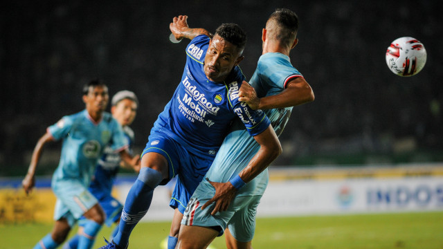 Pemain Persib Bandung, Wander Luiz (kiri), berusaha melewati pemain Persela Lamongan, Jasmin Mecinovic (kanan) Foto: ANTARA FOTO/Raisan Al Farisi